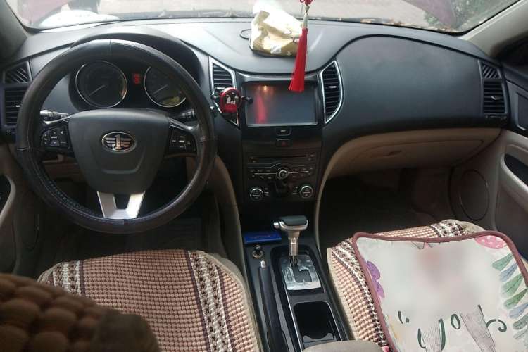 Used Bestune B50 2013 1.6L automatic luxury version Center Console
