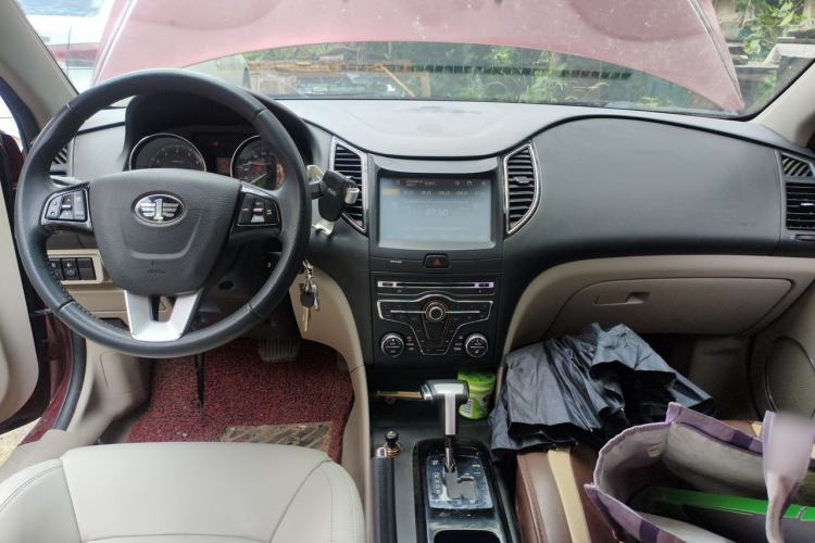 Used Bestune B50 2013 1.6L automatic luxury version Center Console