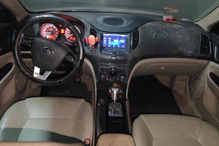 Used Bestune B50 2013 1.6L automatic luxury version Center Console