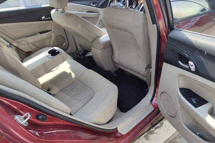 Used Bestune B50 2013 1.6L automatic luxury version Interior 1