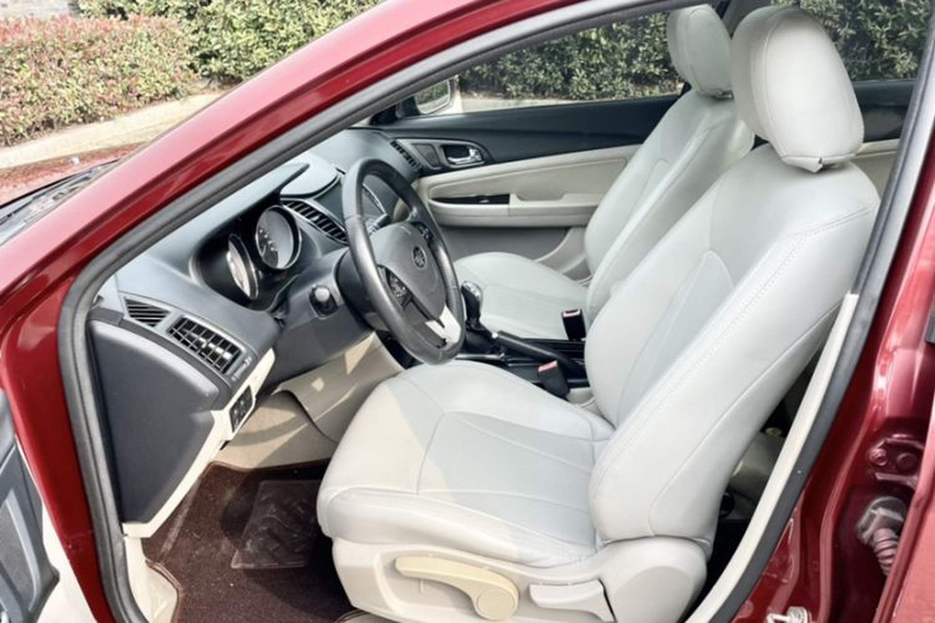 Used Bestune B50 2013 1.6L manual luxury version Interior 2