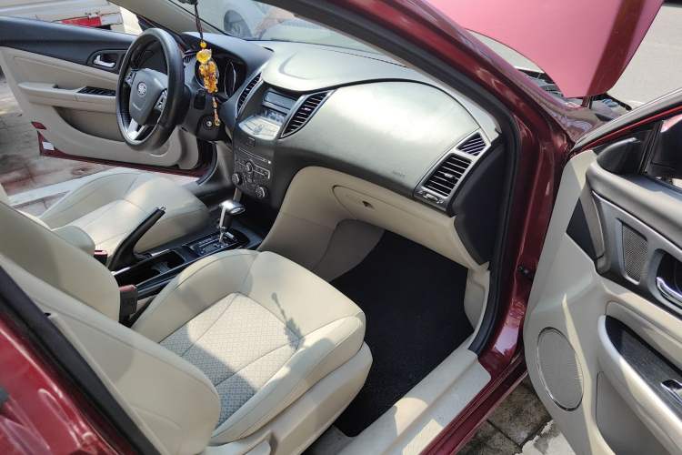 Used Bestune B50 2013 1.6L automatic luxury version Interior 2