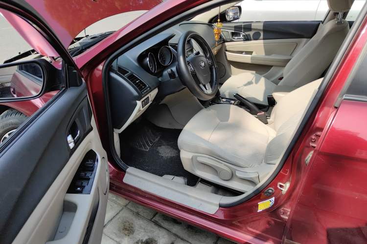 Used Bestune B50 2013 1.6L automatic luxury version Interior 4