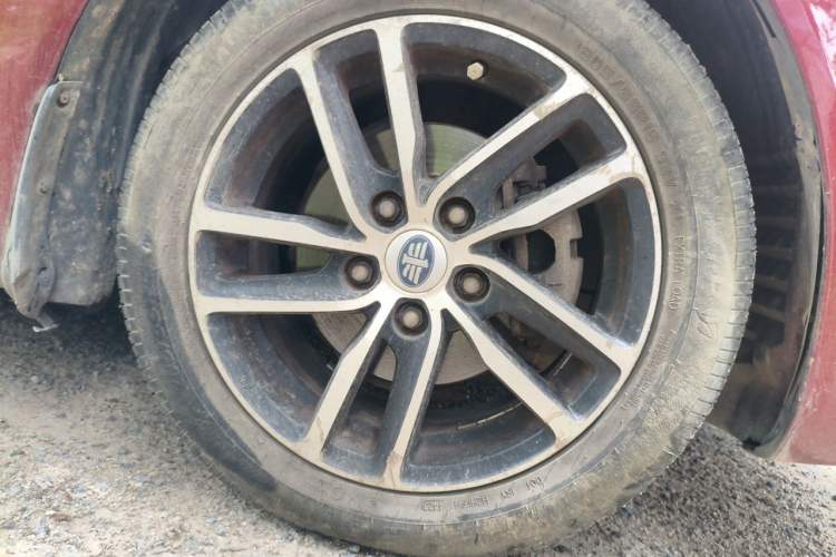 Used Bestune B50 2013 1.6L automatic luxury version Right Front Wheel Hub