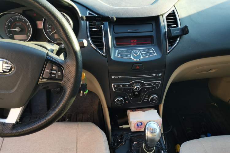 Used Bestune B50 2013 1.6L manual luxury version Audio And AC Panel