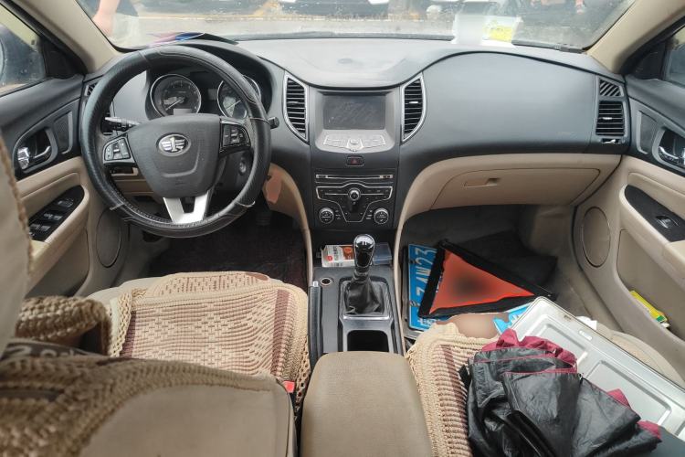 Used Bestune B50 2013 1.6L manual luxury version Center Console