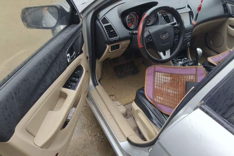 Used Bestune B50 2013 1.6L manual luxury version Driver Seat