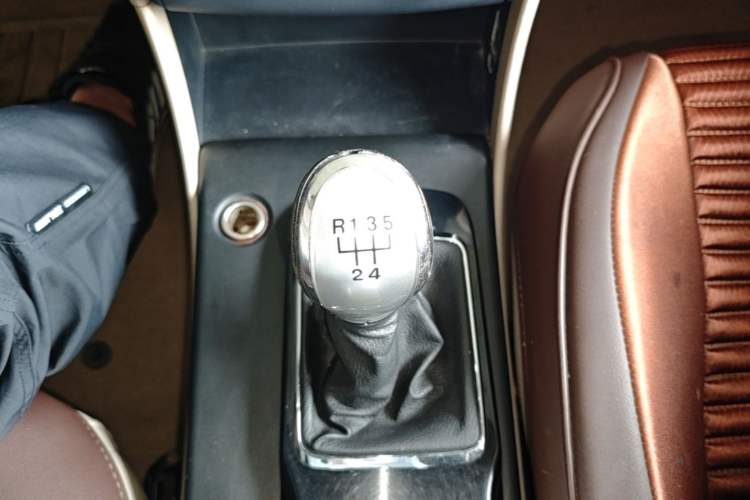 Used Bestune B50 2013 1.6L manual Comfort trim level Gear Lever