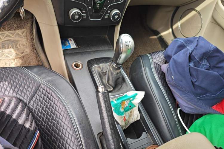 Used Bestune B50 2013 1.6L manual Comfort trim level Gear Lever