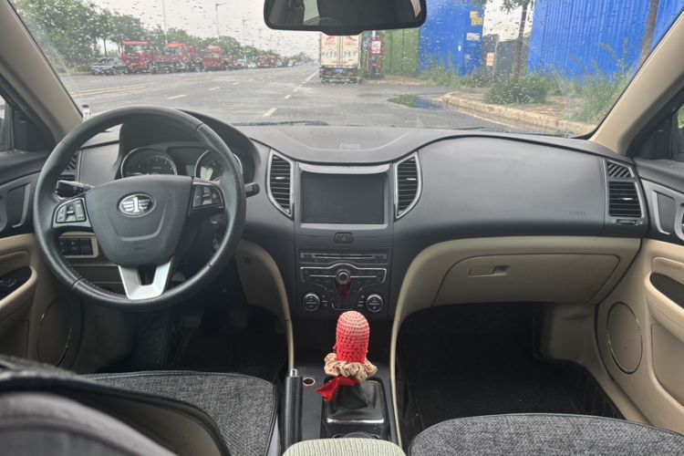 Used Bestune B50 2013 1.6L manual luxury version Interior 2