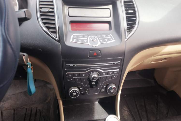 Used Bestune B50 2013 1.6L manual Comfort trim level Audio And AC Panel