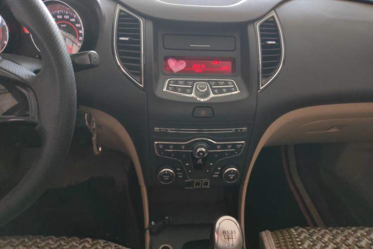 Used Bestune B50 2013 1.6L manual Comfort trim level Audio And AC Panel