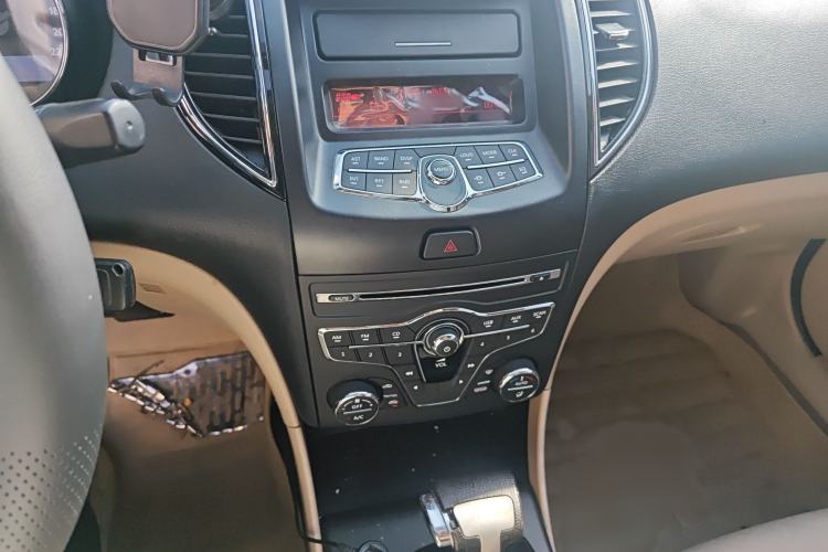 Used Bestune B50 2013 1.6L automatic luxury version Audio And AC Panel