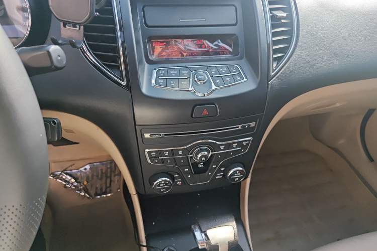 Used Bestune B50 2013 1.6L automatic luxury version Audio And AC Panel