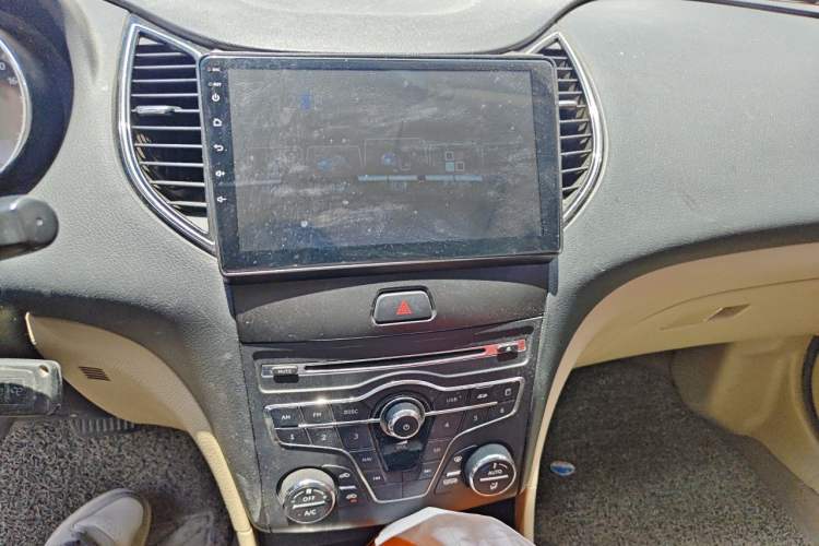 Used Bestune B50 2013 1.6L automatic luxury version Audio And AC Panel