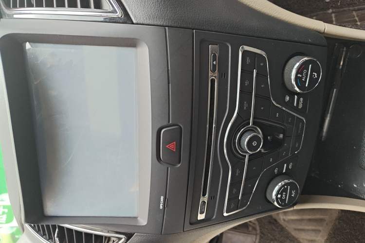 Used Bestune B50 2013 1.6L automatic luxury version Audio And AC Panel