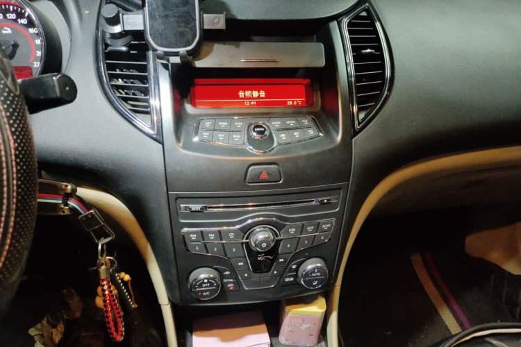 Used Bestune B50 2013 1.6L manual luxury version Audio And AC Panel