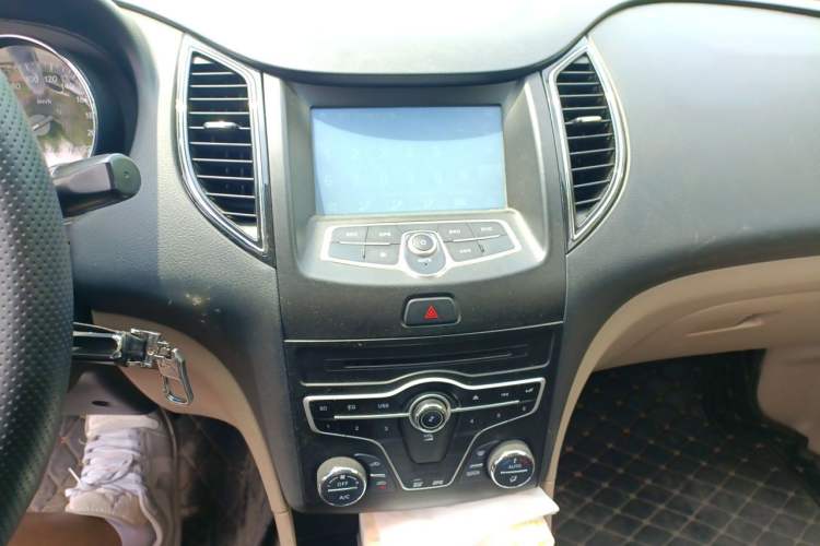 Used Bestune B50 2013 1.6L automatic luxury version Audio And AC Panel