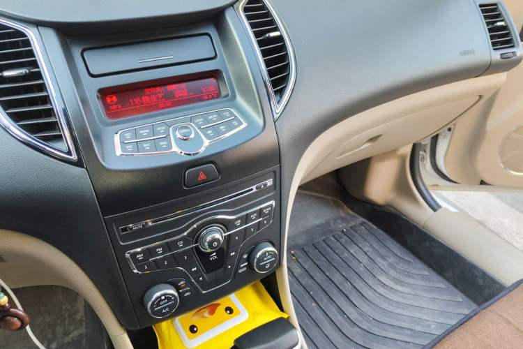 Used Bestune B50 2013 1.6L automatic luxury version Audio And AC Panel