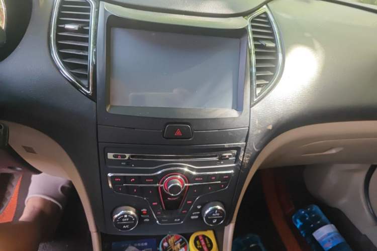Used Bestune B50 2013 1.6L automatic luxury version Audio And AC Panel