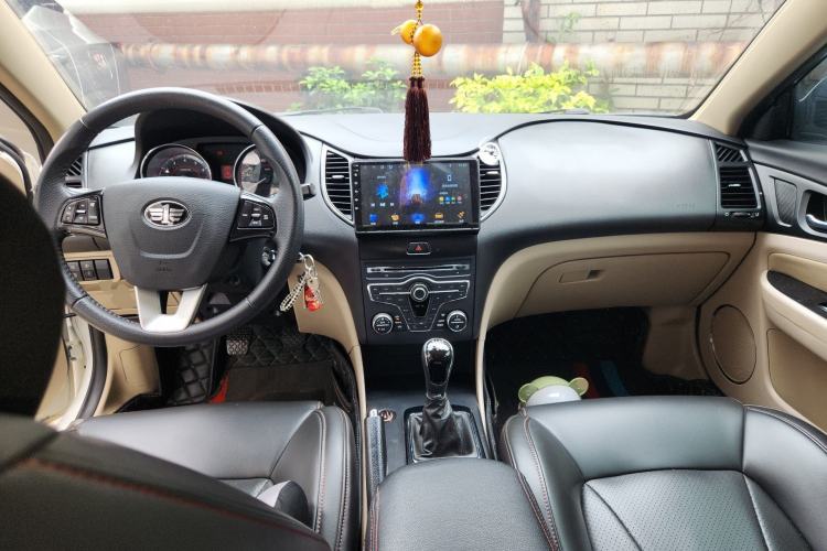 Used Bestune B50 2013 1.6L manual luxury version Center Console