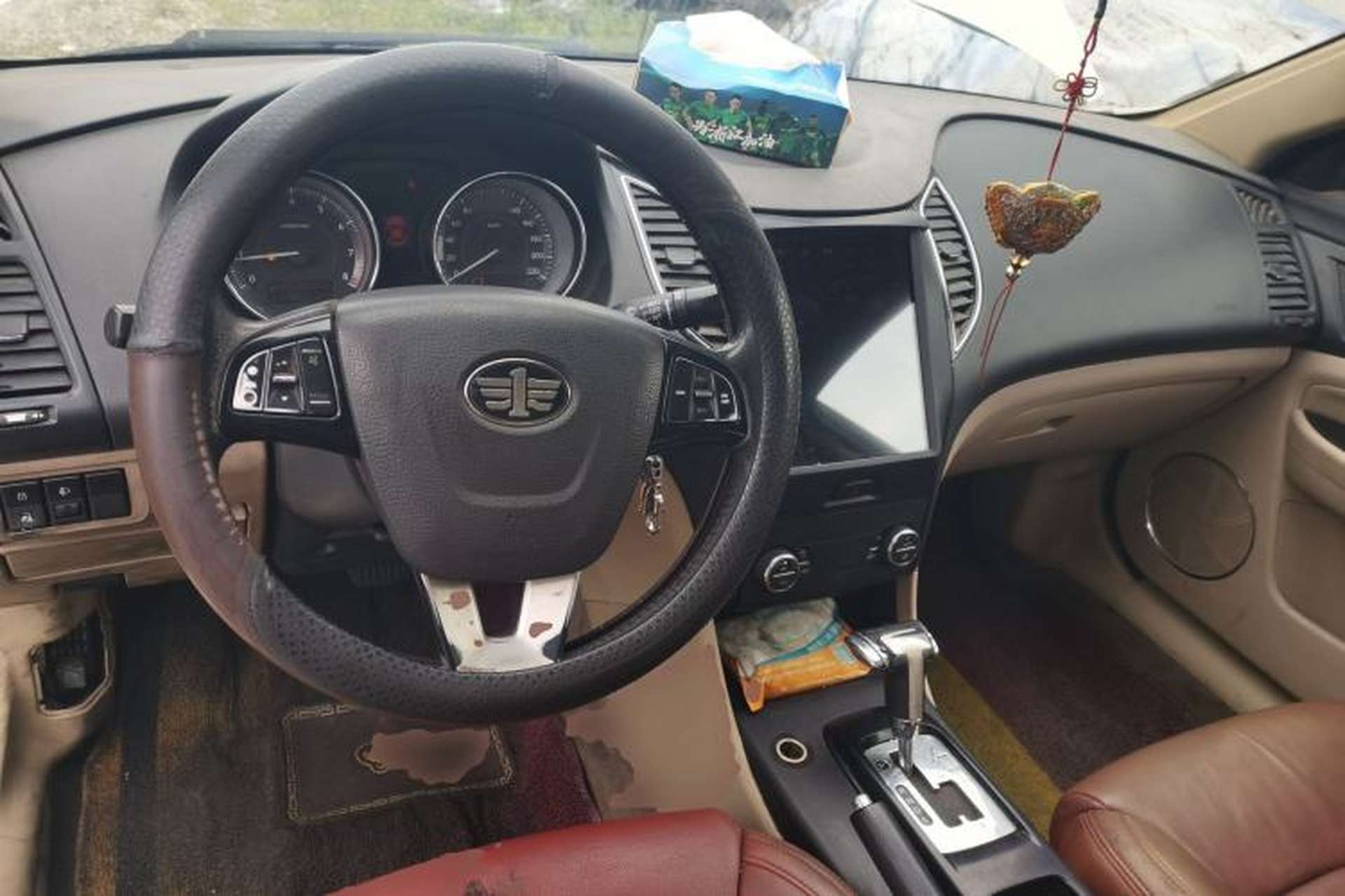 Used Bestune B50 2013 1.6L automatic luxury version Center Console