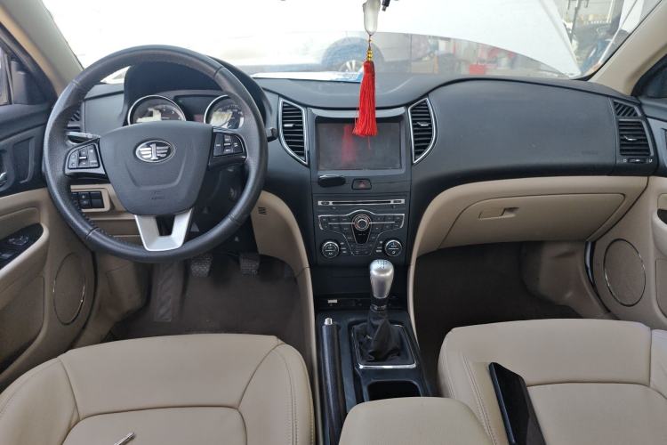 Used Bestune B50 2013 1.6L manual luxury version Center Console