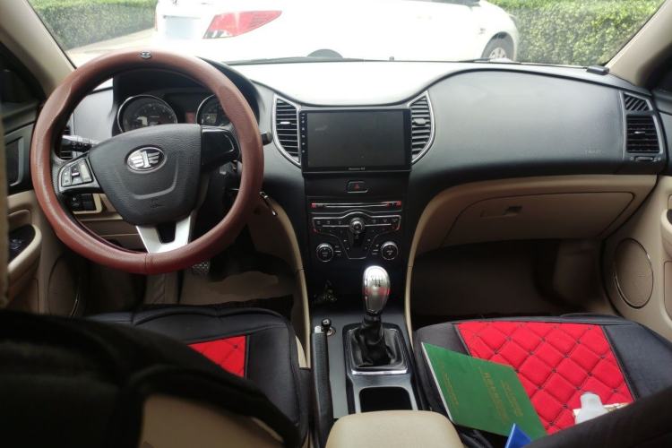 Used Bestune B50 2013 1.6L manual Comfort trim level Center Console