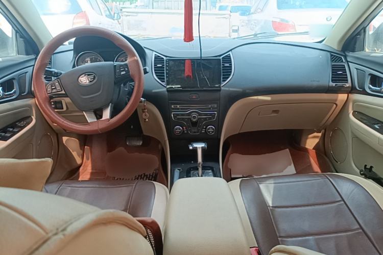 Used Bestune B50 2013 1.6L automatic luxury version Center Console