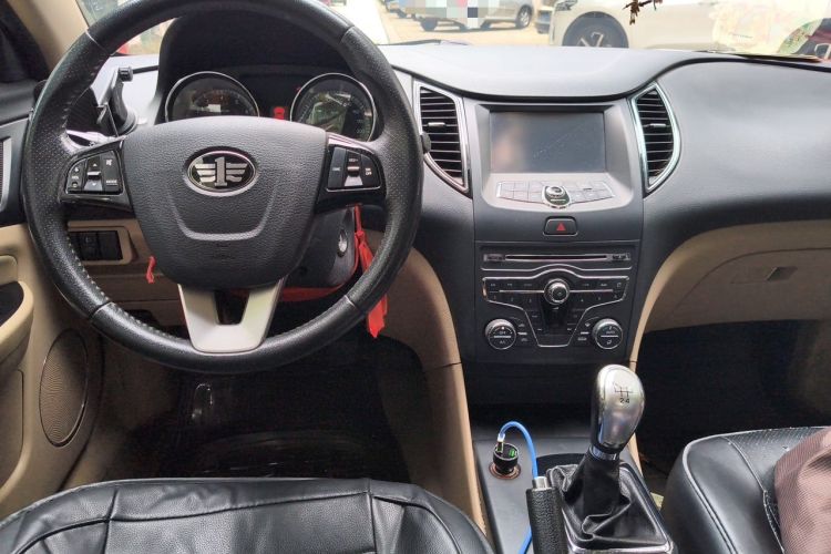 Used Bestune B50 2013 1.6L manual luxury version Center Console