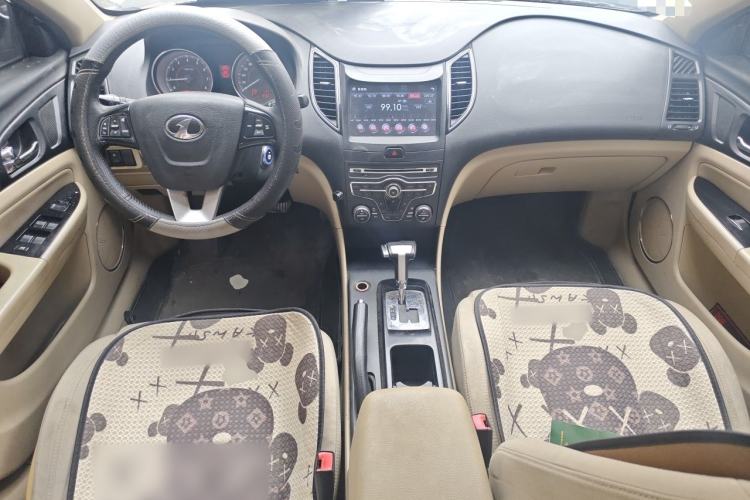 Used Bestune B50 2013 1.6L automatic luxury version Center Console