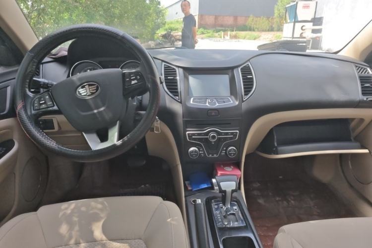 Used Bestune B50 2013 1.6L automatic luxury version Center Console
