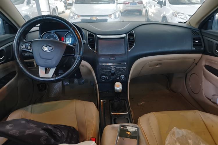 Used Bestune B50 2013 1.6L manual Comfort trim level Center Console