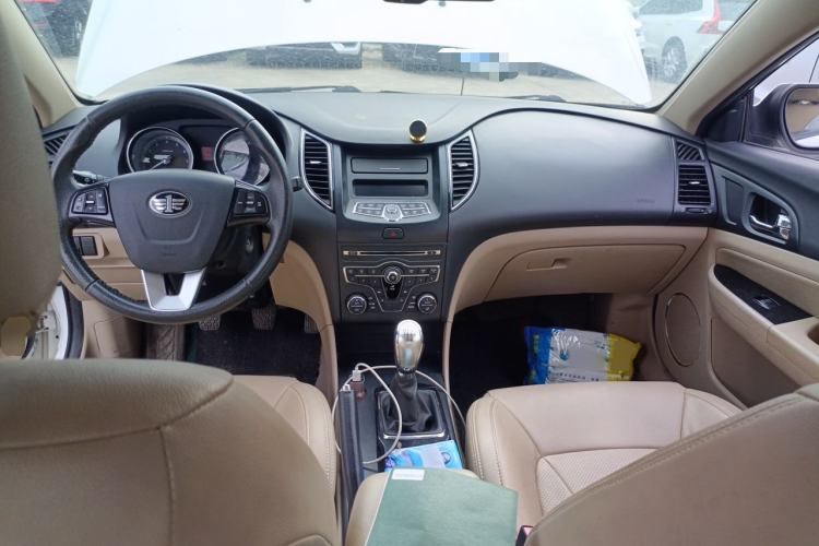 Used Bestune B50 2013 1.6L manual luxury version Center Console