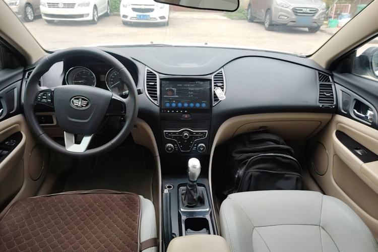 Used Bestune B50 2013 1.6L manual Comfort trim level Center Console