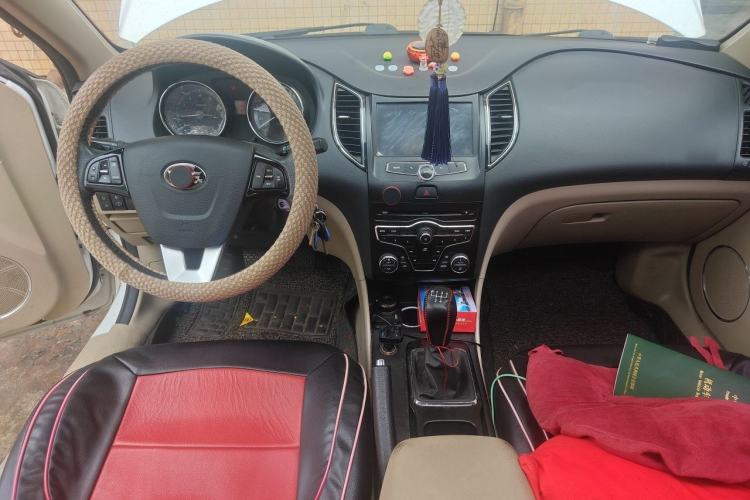 Used Bestune B50 2013 1.6L manual luxury version Center Console