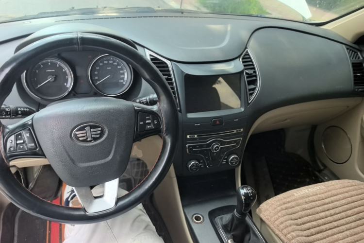 Used Bestune B50 2013 1.6L manual luxury version Center Console