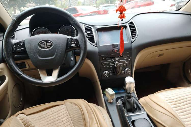 Used Bestune B50 2013 1.6L manual luxury version Center Console
