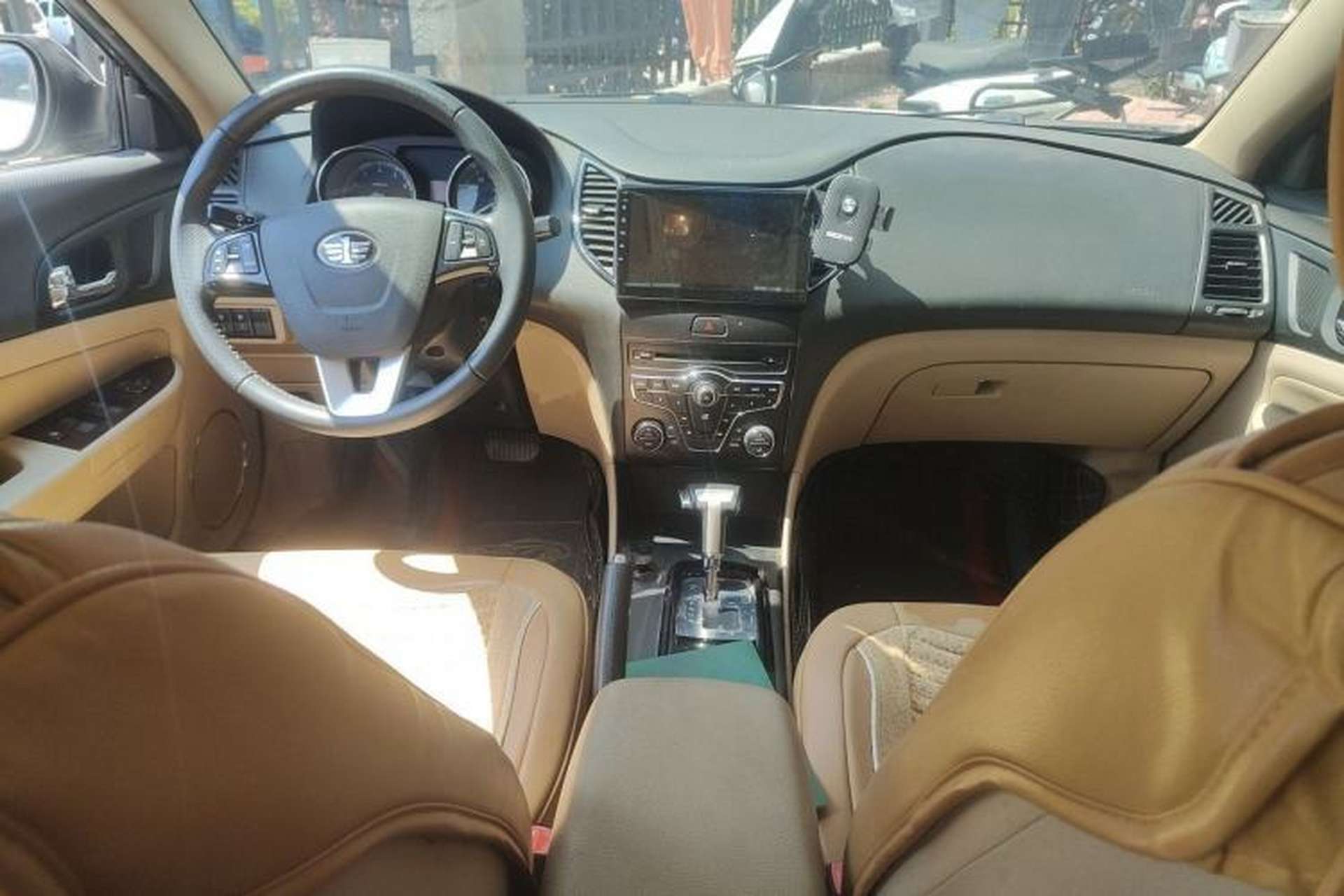 Used Bestune B50 2013 1.6L automatic luxury version Center Console
