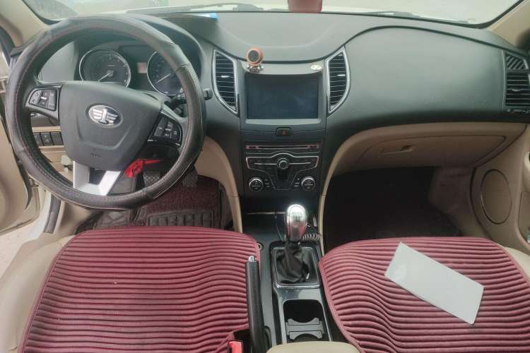 Used Bestune B50 2013 1.6L manual luxury version Center Console