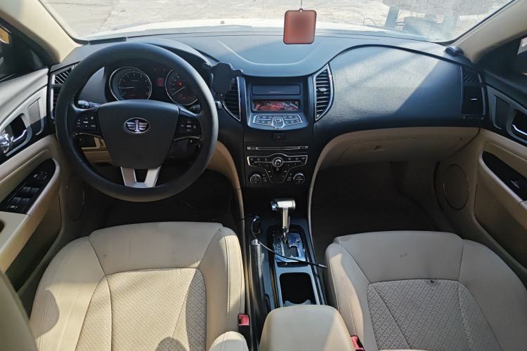 Used Bestune B50 2013 1.6L automatic luxury version Center Console