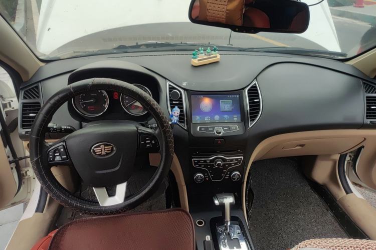 Used Bestune B50 2013 1.6L automatic luxury version Center Console