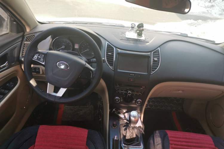 Used Bestune B50 2013 1.6L manual Comfort trim level Center Console