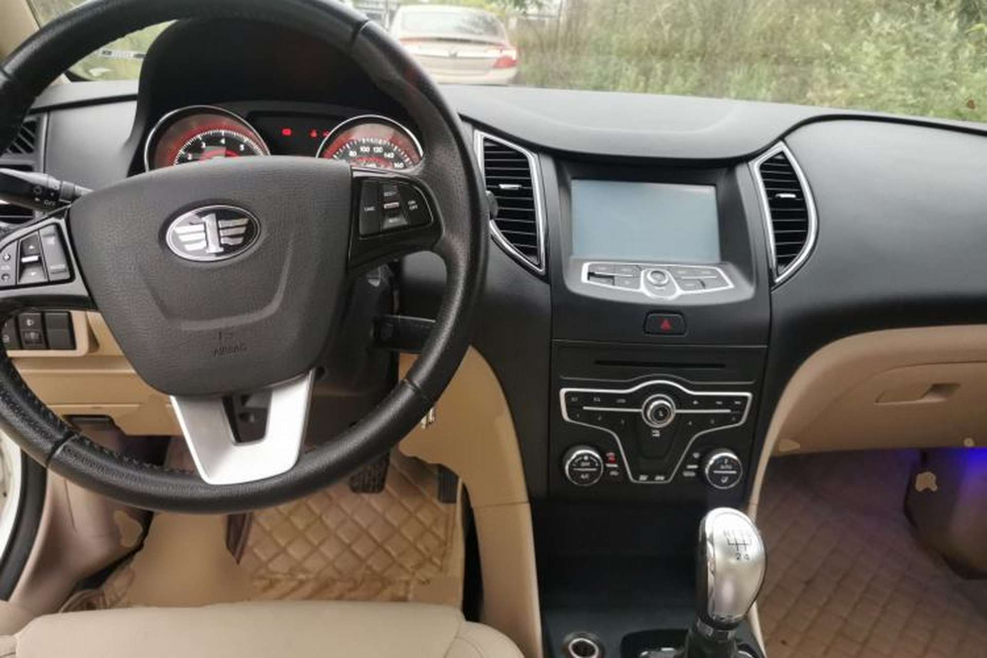 Used Bestune B50 2013 1.6L manual luxury version Center Console