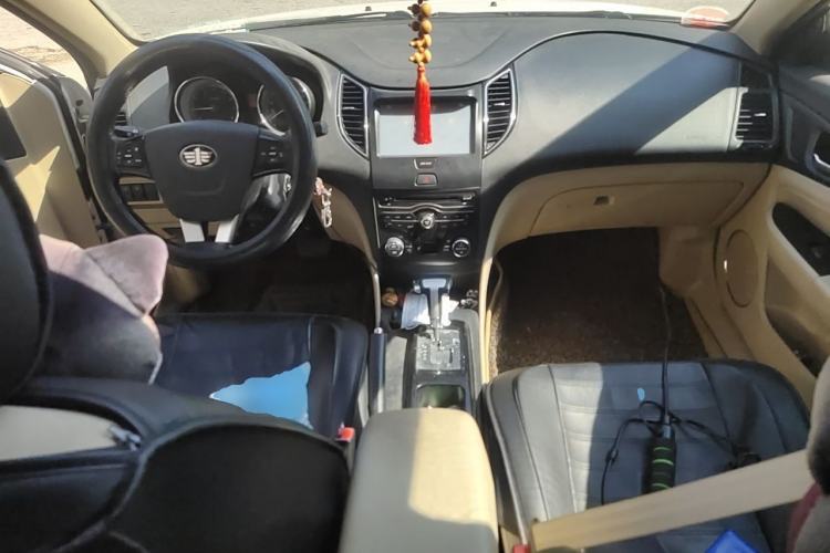 Used Bestune B50 2013 1.6L automatic luxury version Center Console