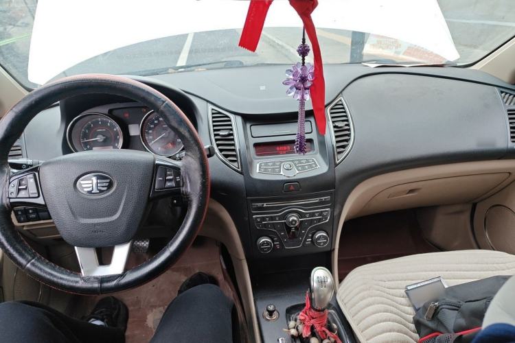 Used Bestune B50 2013 1.6L manual luxury version Center Console