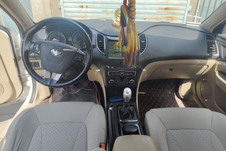 Used Bestune B50 2013 1.6L manual luxury version Center Console