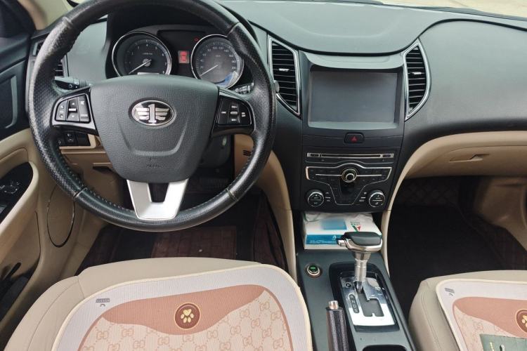 Used Bestune B50 2013 1.6L automatic luxury version Center Console