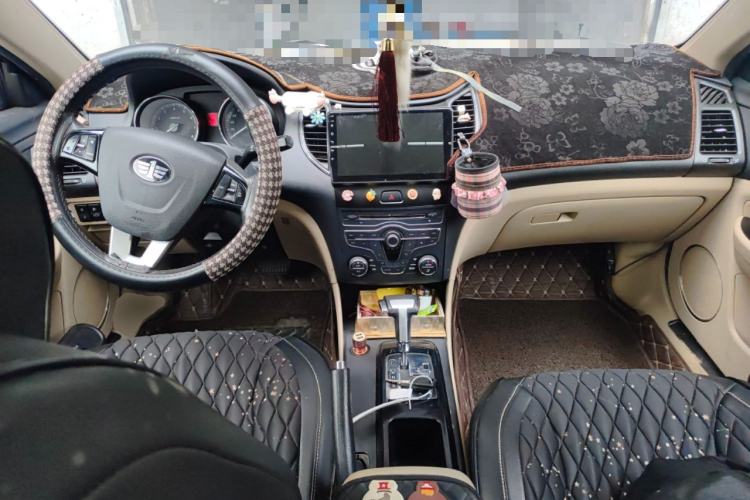 Used Bestune B50 2013 1.6L automatic luxury version Center Console