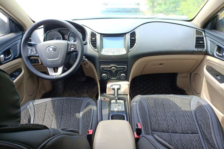 Used Bestune B50 2013 1.6L automatic luxury version Center Console